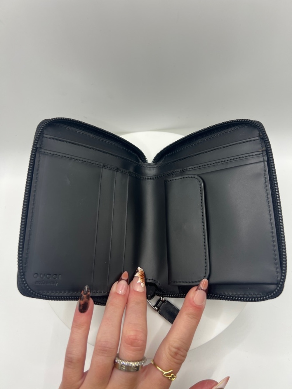 7050. Authentic Gucci Black Leather Zip Wallet with Glossy Logo. Made in Italy. - Picture 11 of 16
